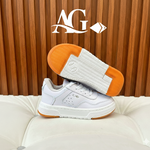 "Clásicos Blancos: Tenis Versátiles para Aventuras Cotidianas"