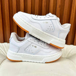 "Clásicos Blancos: Tenis Versátiles para Aventuras Cotidianas"