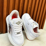 "Clásicos Blancos: Tenis Versátiles para Aventuras Cotidianas"