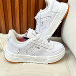 "Clásicos Blancos: Tenis Versátiles para Aventuras Cotidianas"