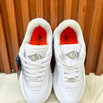 "Clásicos Blancos: Tenis Versátiles para Aventuras Cotidianas"