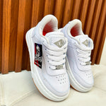 "Clásicos Blancos: Tenis Versátiles para Aventuras Cotidianas"