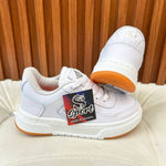 "Clásicos Blancos: Tenis Versátiles para Aventuras Cotidianas"