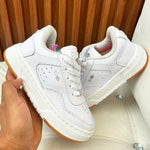 "Clásicos Blancos: Tenis Versátiles para Aventuras Cotidianas"